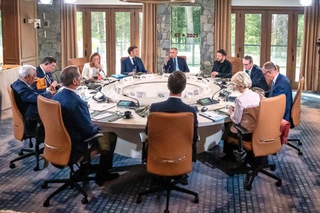 Kananaskis, Alberta, Kanada, 17.06.2025: Mountain Lodge: G7-Gipfel 2025: Arbeitssitzung der G7, im Uhrzeigersinn beginnend beim Vorsitz Mark Carney (Kanada), Wolodymyr Selenskyj (Ukraine), Keir Starmer (Großbritannien), der deutsche Bundeskanzler Friedrich Merz (CDU), Ursula von der Leyen (EU), Mark Rutte (Nato, von hinten), Scott Bessent (Finanzminister USA), Antonio Costas (EU), Shigeru Ishiba (Japan), Giorgia Meloni (Italien) und Emmanuel Macron (Frankreich) (Foto: Michael Kappeler Pool) Copyright: xMichaelxKappeler Pool dtsxNachrichtenagenturx dts_71221