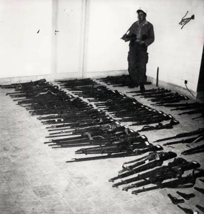 US-Militär 8. Dezember 1954 - Algerische Rebellen geben Kriegswaffen ab. Einige der Gewehre, die die Fellaghas (die algerischen Rebellen) abgaben, als sie die Kämpfe in der Gegend von Gafsa einstellten. *** US Military 8 December 1954 Algerian Rebels give Weapons of war from some the Rifles, the the Fellaghas the Algerian Rebels dispensed, as you the Fights in the Area from Gafsa set  Copyright: xUnitedxArchivesx xkpaxKeystonex 19541208_baf_k09_002