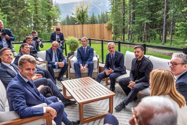 Kananaskis, Alberta, Kanada, 17.06.2025: Mountain Lodge: G7-Gipfel 2025: L-R: Nato-Generalsekretär Mark Rutte, Japans Premierminister Shigeru Ishiba, Frankreichs Präsident Emmanuel Macron, Bundeskanzler Friedrich Merz (CDU), US-Finanzminister Scott Bessent, Kanadas Premierminister Mark Carney, der ukrainische Präsident Wolodymyr Selenskyj, Antonio Costa (Europäischer Rat), Italiens Ministerpräsidentin Giorgia Meloni, Britischer Premierminister Keir Starmer (Foto: Michael Kappeler Pool) Copyright: xMichaelxKappeler Pool dtsxNachrichtenagenturx dts_71215