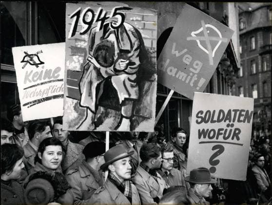 Demonstrationen 1. Januar 1955 Nie wieder Barras! Am vergangenen Wochenende protestierten Tausende sozialistische Jugendorganisationen in Frankfurt gegen die deutsche Wiederbewaffnung. Wozu Soldaten? Keine Wehrpflicht ein Bild zeigt einen Soldaten am Straßenrand, den Kopf traurig in den Armen vergraben, mit der bedeutungsvollen Aufschrift 1945 ein anderes zeigt ein Fass mit der Aufschrift Schluss mit dem Zeug so lauten die Forderungen auf den Plakaten und Transparenten, die die Guies durch die Innenstadt trugen. *** Demonstrations 1 January 1955 never again Barras on past Weekend protested Thousands Socialist Youth organisations in Frankfurt against the German Re-armament Why Soldiers none Conscr  Copyright: xUnitedxArchivesx xkpaxKeystonex 19550101_baf_k09_216