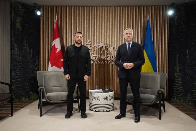 June 17, 2025, Kananaskis, Ab, CANADA: Canadian Prime Minister Mark Carney, right, and Ukrainian President Volodymyr Zelenskyy attend a meeting at the G7 Summit in Kananaskis, Alta., on Tuesday, June 17, 2025. Kananaskis CANADA - ZUMAc35_ 20250617_zaf_c35_083 Copyright: xDarrylxDyckx