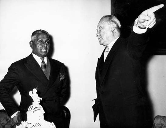 Bundeskanzler Konrad Adenauer 1876 - 1967 15. Februar 1955 - Bonn, Deutschland - Westdeutschlands erster Bundeskanzler KONRAD ADENAUER begann seine politische Karriere als Mitglied des Kölner Stadtrats und wurde Oberbürgermeister der Stadt. Nach der Machtergreifung der Nazis im Jahr 1933 verlor Adenauer, der seine Abneigung ihnen gegenüber nicht verhehlt hatte, seine Ämter, wurde gezwungen, für ein Jahr in ein Kloster exiliert zu werden und wurde später in einem Gefangenenlager interniert. Am 15. September 1949 wurde Adenauer zum Bundeskanzler der Bundesrepublik Deutschland gewählt. Sein Hauptziel bestand darin, Westdeutschlands Übergang zu einem souveränen, demokratischen Staat sicherzustellen. Er blieb die nächsten vierzehn Ja  Copyright: xUnitedxArchivesx xkpaxKeystonex 19550215_mab_k09_364