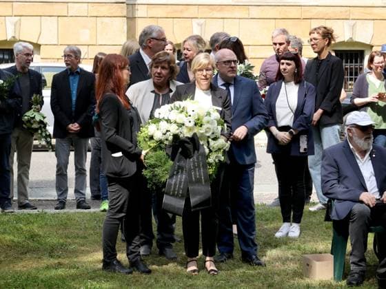 Chemnitz erinnert an den Volkstaufstand in der DDR 17.06.2025, Chemnitz, Mahnmal für die Opfer des Stalinismus; Hohe Str, gegen 11 Uhr versammelten sich Verteter der Satdt Chemnitz sowie Zeitzeugen am Mahnmal für die Opfer des Stalinismus um an den Volksaufstand in der DDR zu erinnern. Nach der Kranzniederlegung an dem Mahnmal durch OB Schulze sowie weiterer Vetreter der Stadt, Richtete OB Schulze sowie diverse Zeitzeugen des Volksaufstandes in der DDR ein Grußwort an die Gäste un erinnerten an die damiligen Geschehnisse. Chemnitz Sachsen Deutschland *** Chemnitz remembers the popular uprising in the GDR 17 06 2025, Chemnitz, Memorial to the Victims of Stalinism Hohe Str, around 11 a.m., representatives of the city of Chemnitz and cont