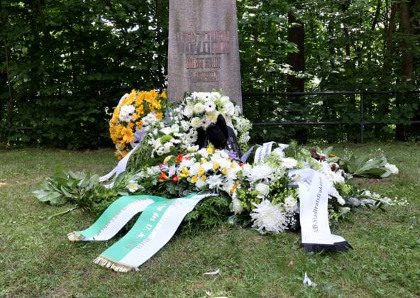 Chemnitz erinnert an den Volkstaufstand in der DDR 17.06.2025, Chemnitz, Mahnmal für die Opfer des Stalinismus; Hohe Str, gegen 11 Uhr versammelten sich Verteter der Satdt Chemnitz sowie Zeitzeugen am Mahnmal für die Opfer des Stalinismus um an den Volksaufstand in der DDR zu erinnern. Nach der Kranzniederlegung an dem Mahnmal durch OB Schulze sowie weiterer Vetreter der Stadt, Richtete OB Schulze sowie diverse Zeitzeugen des Volksaufstandes in der DDR ein Grußwort an die Gäste un erinnerten an die damiligen Geschehnisse. Chemnitz Sachsen Deutschland *** Chemnitz remembers the popular uprising in the GDR 17 06 2025, Chemnitz, Memorial to the Victims of Stalinism Hohe Str, around 11 a.m., representatives of the city of Chemnitz and cont
