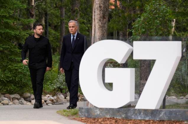 June 17, 2025, Kananaskis, Ab, Canada: Prime Minister Mark Carney walks with Ukrainian President Volodymyr Zelenskyy to a session at the G7 Summit in Kananaskis, Alta., on Tuesday, June 17, 2025. Kananaskis Canada  - ZUMAc35_ 20250617_zaf_c35_090 Copyright: xAdrianxWyldx
