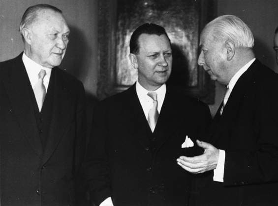 Bundeskanzler Konrad Adenauer 1876 - 1967 29. März 1955 - Bonn, Deutschland - Westdeutschlands erster Bundeskanzler KONRAD ADENAUER begann seine politische Karriere als Mitglied des Kölner Stadtrats und wurde Oberbürgermeister der Stadt. Nach der Machtergreifung der Nazis im Jahr 1933 verlor Adenauer, der seine Abneigung ihnen gegenüber nicht verhehlt hatte, seine Ämter, wurde gezwungen, für ein Jahr in ein Kloster exiliert zu werden und wurde später in einem Gefangenenlager interniert. Am 15. September 1949 wurde Adenauer zum Bundeskanzler der Bundesrepublik Deutschland gewählt. Sein Hauptziel war es, Westdeutschlands Übergang zu einem souveränen, demokratischen Staat sicherzustellen. Er blieb die nächsten vierzehn Jahre a  Copyright: xUnitedxArchivesx xkpaxKeystonex 19550329_nin_k09_924