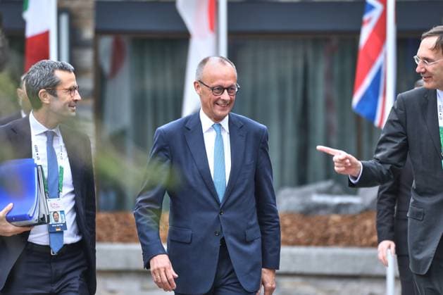 Kananaskis, Alberta, Kanada, 17.06.2025: Mountain Lodge: G7-Gipfel 2025: Bundeskanzler Friedrich Merz (CDU) mit Mitarbeitern zum Abschluss des Treffens auf dem Weg zu einem Statement vor Journalisten, in dem er den Gipfel als vollen Erfolg bezeichnet Copyright: xdtsxNachrichtenagenturx dts_71225