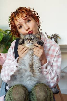 Creative Highlights Symbolbilder Porträt einer rothaarigen attraktiven jungen Frau mit grauer Großkatze portrait of red-haired attractive young woman with grey big cat. positive communication with a pet, care, love (License=RF) ,model released, Symbolfoto Copyright: xZoonar.com LarysaxStefaniukx 23559882 ,model released, Symbolfoto ,property released