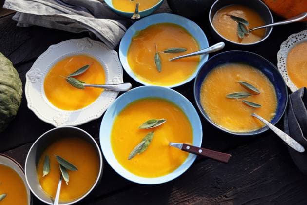 Thanksgiving-Konzept mit Kürbis, Kürbissuppe .Fall Tisch für die Feier Herbstferien mit Suppe. Thanksgiving concept with pumpkin, pumpkin soup .Fall table setting for celebration Autumn holiday with soup. (License=RF) Copyright: xZoonar.com Picasax 23583216