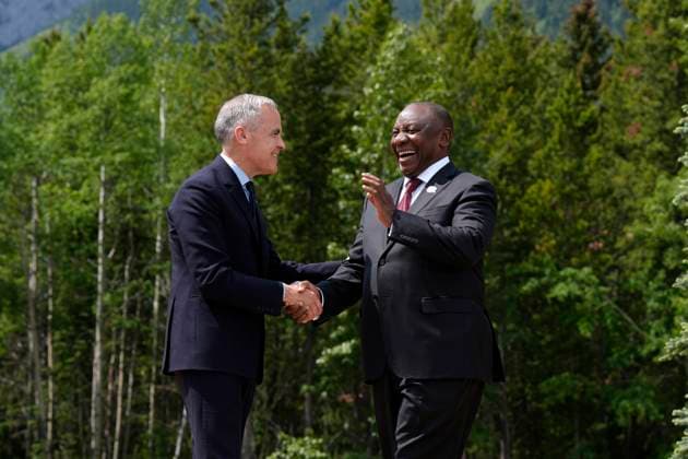 June 17, 2025, Kananaskis, Ab, Canada: Canadian Prime Minister Mark Carney welcomes President of the Republic of South Africa Cyril Ramaphosa to the G7 Summit in Kananaskis, Alta., on Tuesday, June 17, 2025. Kananaskis Canada  - ZUMAc35_ 20250617_zaf_c35_138 Copyright: xAdrianxWyldx
