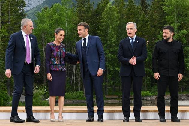 G7 SUMMIT CANADA, (L-R) Australian Prime Minister Anthony Albanese, President of Mexico Claudia Sheinbaum, President of France Emmanuel Macron, Prime Minister of Canada Mark Carney and President of Ukraine Volodymyr Zelenskyy at the G7, Ukraine, NATO and Outreach family photograph at the G7 Leaders Summit in Kananaskis, Alberta, Canada, Tuesday, June 17, 2025. ( NO ARCHIVING Kananaskis ALBERTA CANADA Copyright: xLUKASxCOCHx 20250618159052713899