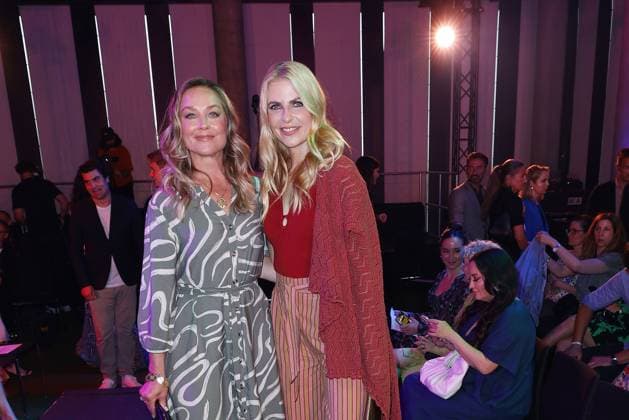 Elisabeth Roehm und Tanja Buelter bei der Ernstings Family Celebrate Diversity Fashion Show am 17.06.2025 in Hamburg Ernstings Family Fashion Show 2025 in Hamburg