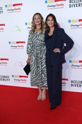 Elisabeth Roehm und Teri Hatcher bei der Ernstings Family Celebrate Diversity Fashion Show am 17.06.2025 in Hamburg Ernstings Family Fashion Show 2025 in Hamburg