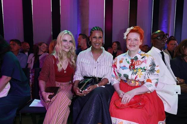 Tanja Buelter, Marie Amiere und Enie van de Meiklokjes bei der Ernstings Family Celebrate Diversity Fashion Show am 17.06.2025 in Hamburg Ernstings Family Fashion Show 2025 in Hamburg