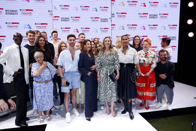 finales Gruppenbild mit den Prominenten um Teri Hatcher bei der Ernstings Family Celebrate Diversity Fashion Show am 17.06.2025 in Hamburg Ernstings Family Fashion Show 2025 in Hamburg