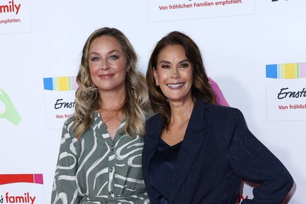 Elisabeth Roehm und Teri Hatcher bei der Ernstings Family Celebrate Diversity Fashion Show am 17.06.2025 in Hamburg Ernstings Family Fashion Show 2025 in Hamburg