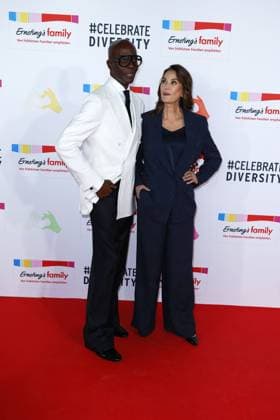 Bruce Darnell und Teri Hatcher bei der Ernstings Family Celebrate Diversity Fashion Show am 17.06.2025 in Hamburg Ernstings Family Fashion Show 2025 in Hamburg