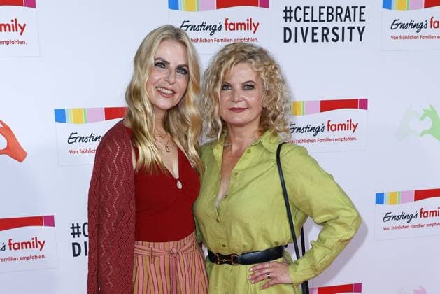 Tanja Buelter und Eva Imhof bei der Ernstings Family Celebrate Diversity Fashion Show am 17.06.2025 in Hamburg Ernstings Family Fashion Show 2025 in Hamburg