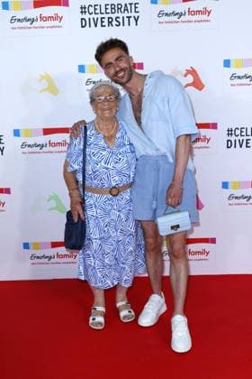 Waltraud Braeuss alias Oma Waltraud und Felix Nieder bei der Ernstings Family Celebrate Diversity Fashion Show am 17.06.2025 in Hamburg Ernstings Family Fashion Show 2025 in Hamburg