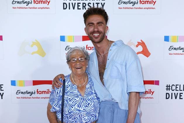 Waltraud Braeuss alias Oma Waltraud und Felix Nieder bei der Ernstings Family Celebrate Diversity Fashion Show am 17.06.2025 in Hamburg Ernstings Family Fashion Show 2025 in Hamburg