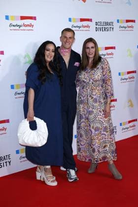 Miyabi Kawai, Lukas Sauer und Ulrike Frank bei der Ernstings Family Celebrate Diversity Fashion Show am 17.06.2025 in Hamburg Ernstings Family Fashion Show 2025 in Hamburg