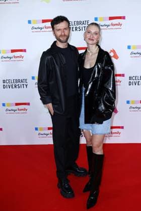 Daniel Grunenberg und Carolin Niemczyk (Glasperlenspiel) bei der Ernstings Family Celebrate Diversity Fashion Show am 17.06.2025 in Hamburg Ernstings Family Fashion Show 2025 in Hamburg