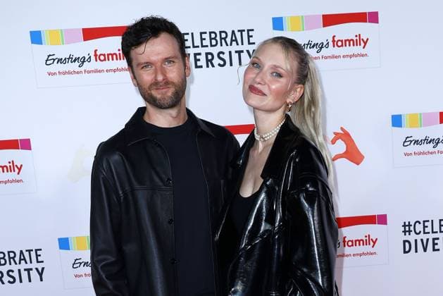 Daniel Grunenberg und Carolin Niemczyk (Glasperlenspiel) bei der Ernstings Family Celebrate Diversity Fashion Show am 17.06.2025 in Hamburg Ernstings Family Fashion Show 2025 in Hamburg
