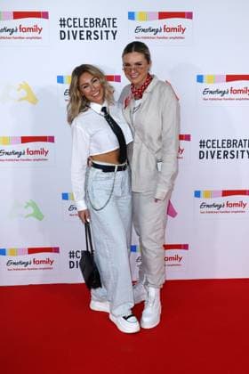 Linda Teodosiu und Xandra bei der Ernstings Family Celebrate Diversity Fashion Show am 17.06.2025 in Hamburg Ernstings Family Fashion Show 2025 in Hamburg