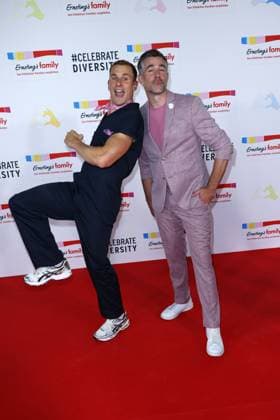 Lukas Sauer ud Jo Weil bei der Ernstings Family Celebrate Diversity Fashion Show am 17.06.2025 in Hamburg Ernstings Family Fashion Show 2025 in Hamburg
