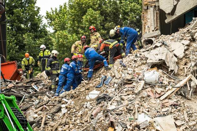 News Themen der Woche KW25 News Bilder des Tages Attack on Kyiv Ukrainian first responders carry out a dead body who was buried under the rubble when a Russian missile directly hit a building in Kyiv, Ukraine, where a whole building collapsed as a result of a direct missile hit, on June 17, 2025. Kyiv Kyiv Ukraine Copyright: xOrixAviramx