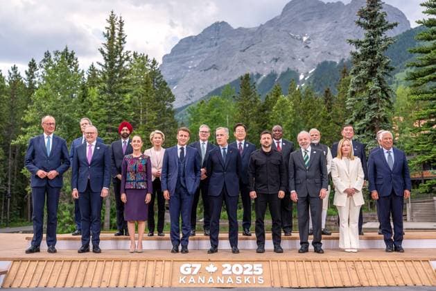 News Bilder des Tages Kananaskis, Alberta, Kanada, 17.06.2025: Mountain Lodge: G7-Gipfel 2025: Gruppenfoto mit den Staats- und Regierungschefs der G7-Länder und weiterer Gastländer. (Foto: Michael Kappeler Pool) Copyright: xMichaelxKappeler Pool dtsxNachrichtenagenturx dts_71235