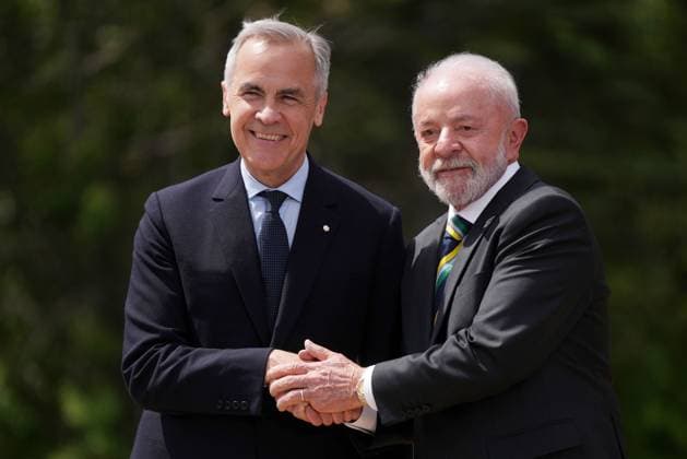 June 17, 2025, Kananaskis, Ab, CANADA: Canadian Prime Minister Mark Carney welcomes Brazilian President Luiz Inacio Lula da Silva to the G7 Summit in Kananaskis, Alta., on Tuesday, June 17, 2025. Kananaskis CANADA  - ZUMAc35_ 20250617_zaf_c35_178 Copyright: xDarrylxDyckx