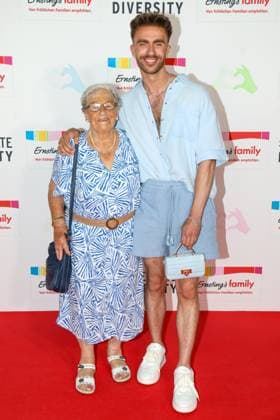 Ernsting s family Fashion Show Hamburg, 17.06.2025 elix Nieder & Oma Waltraud (Tik Tok Oma) bei der Ernsting s family Fashion Show im Empire Riverside Hotel in Hamburg Hamburg Copyright: xMatthiasxGränzdörferx