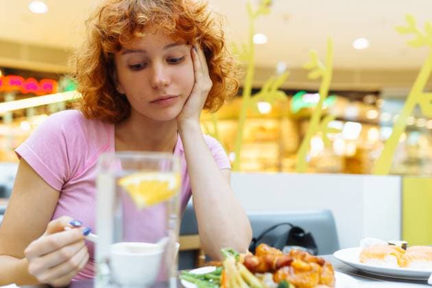 Attraktives rothaariges Teenager-Mädchen isst chinesische Suppe in einem Fastfood-Restaurant attractive redhead teen girl eating chinese soup in fast food restaurant. eating at a chinese restaurant, (License=RF) ,model released, Symbolfoto Copyright: xZoonar.com LarysaxStefaniukx 23586545 ,model released, Symbolfoto ,property released