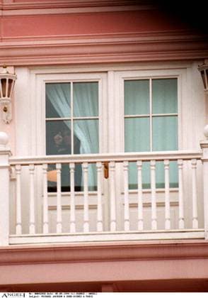 MICHAEL JACKSON A EURO-DISNEY A PARIS DANS UN HOTEL DERRIERE LA FENETRE,FAIT UN SIGNE DE LA MAIN PLAN SERRE *** MICHAEL JACKSON A Euro DISNEY A Paris in ein HOTEL DERRIERE DIE FENSTER,FAIT ein Zeichen von DIE Hand Plan Gewächshaus  Copyright: xAGENCEx xBESTIMAGExAGENCEx xBESTIMAGEx