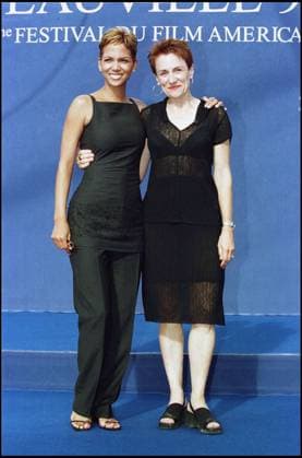 HALLE BERRY ET MARTHA COOLIDGE - PHOTOCALL DU FILM INTRODUCING DOROTHY DANDRIDGE LORS DU 25EME FESTIVAL DU FILM AMERICAIN A DEAUVILLE FEMININ ACTRICE PLAIN PIED BLONDE Deauville France *** HALLE BERRY und MARTHA COOLIDGE PHOTOCALL VON Film INTRODUCING DOROTHY DANDRIDGE LORS VON 25EME FESTIVAL VON Film AMERIKANISCH A DEAUVILLE FEMININ Schauspielerin PLAIN Fuß BLONDE Deauville Frankreich  Copyright: xRINDOFF-GARCIAx xBESTIMAGExRINDOFF-GARCIAx xBESTIMAGEx