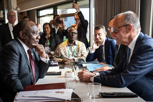 Kananaskis, Alberta, Kanada, 17.06.2025: Mountain Lodge: G7-Gipfel 2025: Bilaterales Treffen zwischen dem Präsidenten von Südafrika Cyril Ramaphosa und dem deutschen Bundeskanzler Friedrich Merz (CDU)