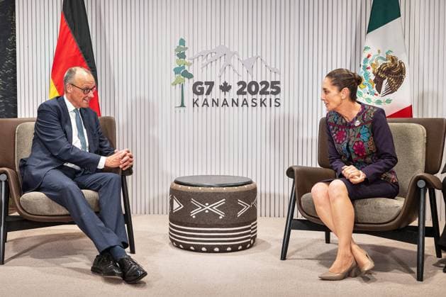 Kananaskis, Alberta, Kanada, 17.06.2025: Mountain Lodge: G7-Gipfel 2025: Bilaterales Treffen zwischen dem deutschen Bundeskanzler Friedrich Merz (CDU) und der Präsidentin von Mexiko Claudia Sheinbaum