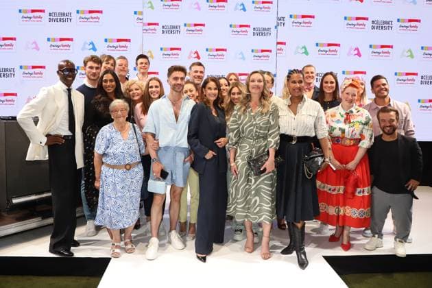 Ernstings Fashion Show 2025 Hamburg Abschlussbild u.a. mit Teri Hatcher, Bruce Darnell, Elisabeth Roehm, Enie van de Meiklokjes, Taliso Engel, Tanja Biuelter, Mathias Mester, Jo Weil, Lukas Sauer , Marie Amiere, Felix Nieder, Waltraud Braeuss, Svenja Theissen, Linda Teodosiu, Xandra u.v.a, Ernstings Fashion Show 2025, Hotel Empire Riverside Hamburg, 17.06.2025 Copyright: xEventpressxBecherx