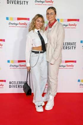 Linda Teodosiu, Xandra zu Gast auf dem roten Teppich bei der Ernstings Fashion HW Show 2025 unter dem Motto Celebrate Diversity im Hotel Empire Riverside am 17.Juni 2025 in Hamburg Hamburg Deutschland