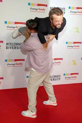 Simon Albers, Mathias Mester zu Gast auf dem roten Teppich bei der Ernstings Fashion HW Show 2025 unter dem Motto Celebrate Diversity im Hotel Empire Riverside am 17.Juni 2025 in Hamburg Hamburg Deutschland
