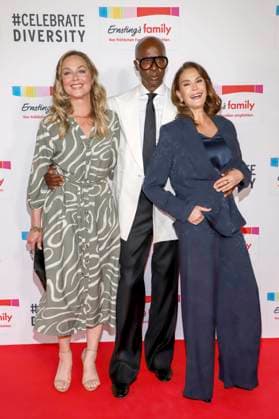 Elisabeth Roehm, Bruce Darnell, Teri Hatcher zu Gast auf dem roten Teppich bei der Ernstings Fashion HW Show 2025 unter dem Motto Celebrate Diversity im Hotel Empire Riverside am 17.Juni 2025 in Hamburg Hamburg Deutschland