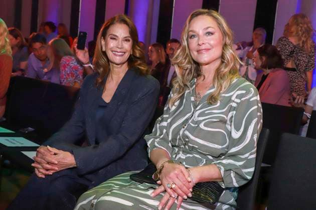 Teri Hatcher und Elisabeth Roehm zu Gast bei der Ernstings Fashion HW Show 2025 unter dem Motto Celebrate Diversity im Hotel Empire Riverside am 17.Juni 2025 in Hamburg Hamburg Deutschland