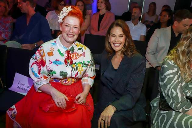 Enie van de Meiklokjes, Teri Hatcher zu Gast bei der Ernstings Fashion HW Show 2025 unter dem Motto Celebrate Diversity im Hotel Empire Riverside am 17.Juni 2025 in Hamburg Hamburg Deutschland