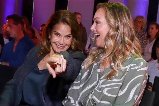 Teri Hatcher und Elisabeth Roehm zu Gast bei der Ernstings Fashion HW Show 2025 unter dem Motto Celebrate Diversity im Hotel Empire Riverside am 17.Juni 2025 in Hamburg Hamburg Deutschland