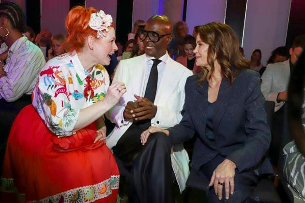 Enie van de Meiklokjes, Bruce Darnell, Teri Hatcher zu Gast bei der Ernstings Fashion HW Show 2025 unter dem Motto Celebrate Diversity im Hotel Empire Riverside am 17.Juni 2025 in Hamburg Hamburg Deutschland