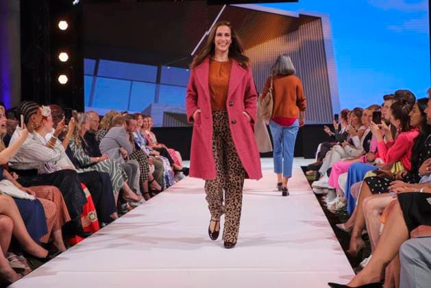 Ulrike Frank auf dem Catwalk zu Gast bei der Ernstings Fashion HW Show 2025 unter dem Motto Celebrate Diversity im Hotel Empire Riverside am 17.Juni 2025 in Hamburg Hamburg Deutschland