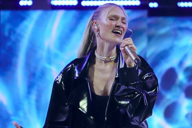 Glasperlenspiel Saengerin Carolin Niemczyk auf dem Catwalk zu Gast bei der Ernstings Fashion HW Show 2025 unter dem Motto Celebrate Diversity im Hotel Empire Riverside am 17.Juni 2025 in Hamburg Hamburg Deutschland