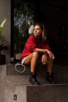 Creative Highlights Symbolbilder Thoughtful young woman sitting outside café with coffee and cigarette Ubud, Bali, Indonesia CR_YUKI250616-1756320-01 ,model released, Symbolfoto