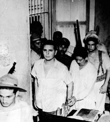 Castro aus dem Gefängnis entlassen 15. Mai 1955 – Havanna, Kuba – FIDEL CASTRO wird von Gefängniswärtern abgeführt, als er im Rahmen einer Generalamnestie für politische Gefangene aus dem Gefängnis entlassen wird. Havana Cuba *** Castro from the Prison dismissed 15 May 1955 – Havana, Cuba – Fidel Castro will from Prison guards discharged, as he at Frame a General amnesty for political Prisoners from the Prison dismissed will Havana Cuba  Copyright: xUnitedxArchivesx xkpaxKeystonex 19550515_jes_k09_613